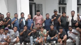 Wali Kota Padang Fadly Amran melepas Tim PSP yang akan melakoni laga uji coba melawan Josal FC Piaman, di Lapangan Akademi Josal FC, Kota Pariaman, Sabtu sore (27/12/2025). (Foto: Prokopim Padang)