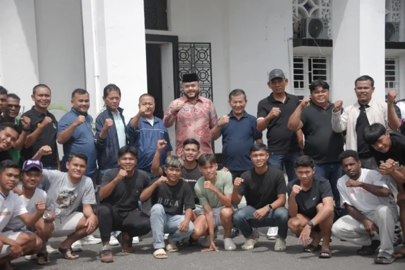 Wali Kota Padang Fadly Amran melepas Tim PSP yang akan melakoni laga uji coba melawan Josal FC Piaman, di Lapangan Akademi Josal FC, Kota Pariaman, Sabtu sore (27/12/2025). (Foto: Prokopim Padang)