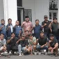 Wali Kota Padang Fadly Amran melepas Tim PSP yang akan melakoni laga uji coba melawan Josal FC Piaman, di Lapangan Akademi Josal FC, Kota Pariaman, Sabtu sore (27/12/2025). (Foto: Prokopim Padang)