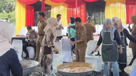 Pemko Padang melalui Dinas Pariwisata menggelar Padang Marandang 2025 di Lapangan Apeksi, Balai Kota Padang, Selasa (23/12/2025). (Foto: Diskominfo Padang)