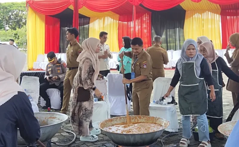 Pemko Padang melalui Dinas Pariwisata menggelar Padang Marandang 2025 di Lapangan Apeksi, Balai Kota Padang, Selasa (23/12/2025). (Foto: Diskominfo Padang)