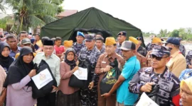 Wakil Wali Kota Padang Maigus Nasir mendampingi Pangkoarmada I Laksamana Muda (Laksda) TNI Haris Bima Bayuseto meninjau langsung lokasi bencana, Rabu (17/12/2025). (Foto: Prokopim Padang)