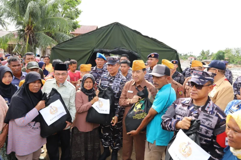 Wakil Wali Kota Padang Maigus Nasir mendampingi Pangkoarmada I Laksamana Muda (Laksda) TNI Haris Bima Bayuseto meninjau langsung lokasi bencana, Rabu (17/12/2025). (Foto: Prokopim Padang)