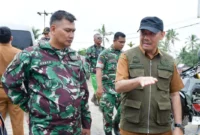 Wakil Bupati Agam, Muhammad Iqbal tengah berbincang dengan Pangkogabwilhan I Letjen TNI Kunto Arief Wibowo. (Foto: AMC)