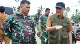 Wakil Bupati Agam, Muhammad Iqbal tengah berbincang dengan Pangkogabwilhan I Letjen TNI Kunto Arief Wibowo. (Foto: AMC)
