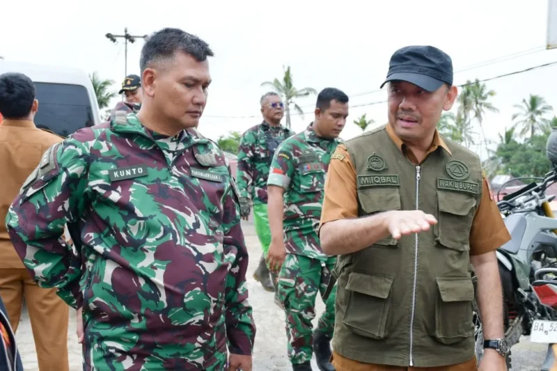 Wakil Bupati Agam, Muhammad Iqbal tengah berbincang dengan Pangkogabwilhan I Letjen TNI Kunto Arief Wibowo. (Foto: AMC)