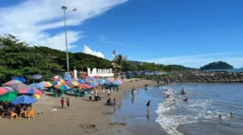 Pantai Padang masih menjadi primadona bagi wisatawan yang berkunjung ke Kota Padang. (Foto: FB Diskominfo Padang)