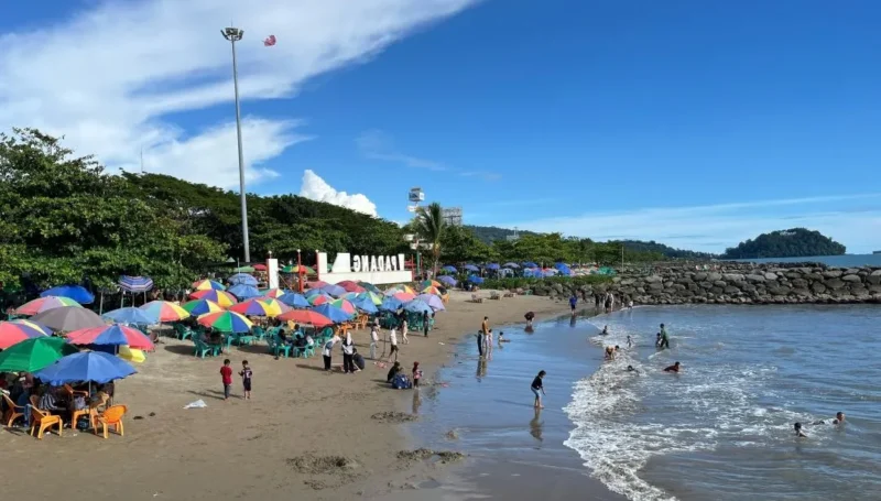 Pantai Padang masih menjadi primadona bagi wisatawan yang berkunjung ke Kota Padang. (Foto: FB Diskominfo Padang)