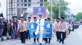 Kontingen MTQ Nasional ke-41 Tingkat Provinsi Sumbar mengikuti pawai ta’aruf melintasi sejumlah ruas jalan utama Kota Bukittinggi, Sabtu (13/12/2025). (Foto: Pemko Bukittinggi)