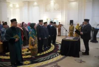 Wali Kota Padang Panjang, Hendri Arnis melantik dan mengambil sumpah jabatan pimpinan Baznas Padang Panjang di Rumah Dinas Wali Kota, Selasa (30/12/2025). (Foto: Kominfo Padang Panjang)