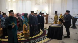 Wali Kota Padang Panjang, Hendri Arnis melantik dan mengambil sumpah jabatan pimpinan Baznas Padang Panjang di Rumah Dinas Wali Kota, Selasa (30/12/2025). (Foto: Kominfo Padang Panjang)