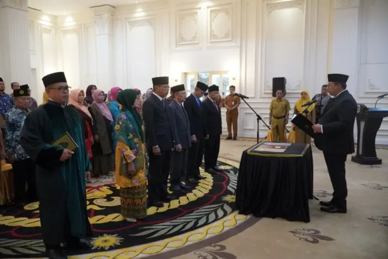 Wali Kota Padang Panjang, Hendri Arnis melantik dan mengambil sumpah jabatan pimpinan Baznas Padang Panjang di Rumah Dinas Wali Kota, Selasa (30/12/2025). (Foto: Kominfo Padang Panjang)