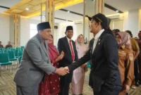 Bupati Dharmasraya Annisa Suci Ramadhani menyalami pejabat yang dilantik, Senin (15/12/2025). (Foto: Pemkab Dharmasraya)