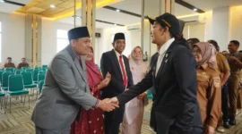 Bupati Dharmasraya Annisa Suci Ramadhani menyalami pejabat yang dilantik, Senin (15/12/2025). (Foto: Pemkab Dharmasraya)