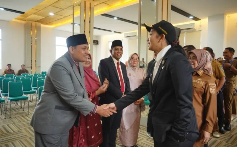 Bupati Dharmasraya Annisa Suci Ramadhani menyalami pejabat yang dilantik, Senin (15/12/2025). (Foto: Pemkab Dharmasraya)
