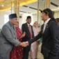 Bupati Dharmasraya Annisa Suci Ramadhani menyalami pejabat yang dilantik, Senin (15/12/2025). (Foto: Pemkab Dharmasraya)