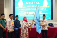Wakil Bupati Dharmasraya Leli Arni melepas keberangkatan kafilah untuk mengikuti MTQ Sumbar 2025 di Auditorium Dharmasraya, Kamis (11/12/2025). (Foto: Pemkab Dharmasraya)  