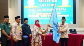 Wakil Bupati Dharmasraya Leli Arni melepas keberangkatan kafilah untuk mengikuti MTQ Sumbar 2025 di Auditorium Dharmasraya, Kamis (11/12/2025). (Foto: Pemkab Dharmasraya)  