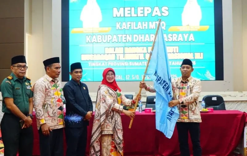 Wakil Bupati Dharmasraya Leli Arni melepas keberangkatan kafilah untuk mengikuti MTQ Sumbar 2025 di Auditorium Dharmasraya, Kamis (11/12/2025). (Foto: Pemkab Dharmasraya)  