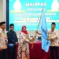 Wakil Bupati Dharmasraya Leli Arni melepas keberangkatan kafilah untuk mengikuti MTQ Sumbar 2025 di Auditorium Dharmasraya, Kamis (11/12/2025). (Foto: Pemkab Dharmasraya)  