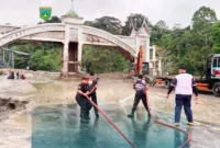 Tim gabungan berjibaku membersihkan sisa lumpur di kawasan Jembatan Kembar, Silaing Bawah, Kota Padang Panjang. (Foto: Kominfo Padang Panjang)  