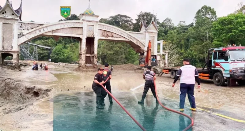 Tim gabungan berjibaku membersihkan sisa lumpur di kawasan Jembatan Kembar, Silaing Bawah, Kota Padang Panjang. (Foto: Kominfo Padang Panjang)  