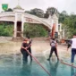 Tim gabungan berjibaku membersihkan sisa lumpur di kawasan Jembatan Kembar, Silaing Bawah, Kota Padang Panjang. (Foto: Kominfo Padang Panjang)  