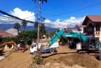 Operator alat berat membersihkan sedimen yang menumpuk pascabanjir melanda Kota Padang, beberapa hari lalu. (Foto: FB Diskominfo Padang)