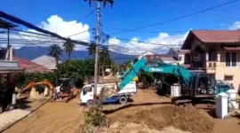 Operator alat berat membersihkan sedimen yang menumpuk pascabanjir melanda Kota Padang, beberapa hari lalu. (Foto: FB Diskominfo Padang)