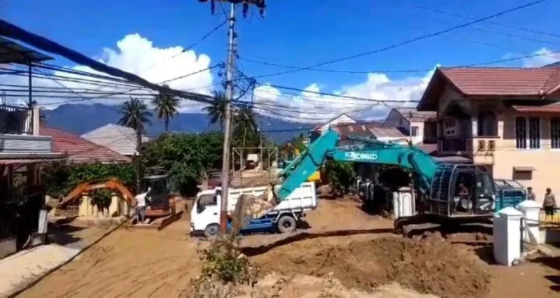 Operator alat berat membersihkan sedimen yang menumpuk pascabanjir melanda Kota Padang, beberapa hari lalu. (Foto: FB Diskominfo Padang)