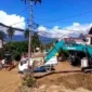 Operator alat berat membersihkan sedimen yang menumpuk pascabanjir melanda Kota Padang, beberapa hari lalu. (Foto: FB Diskominfo Padang)