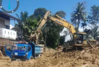 Pemko Padang terus mempercepat pembersihan sisa longsor di kawasan Kubu Utama, Tabing Banda Gadang. Pada Sabtu (20/12/2025). (Foto: Diskominfo Padang)