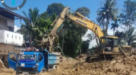 Pemko Padang terus mempercepat pembersihan sisa longsor di kawasan Kubu Utama, Tabing Banda Gadang. Pada Sabtu (20/12/2025). (Foto: Diskominfo Padang)