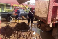 Pemko Padang bersama TNI/Polri, relawan kebencanaan, serta masyarakat bergotong royong membersihkan SMAN 9 Padang, Selasa (9/12/2025). (Foto: Diskominfo Padang)