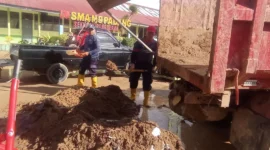 Pemko Padang bersama TNI/Polri, relawan kebencanaan, serta masyarakat bergotong royong membersihkan SMAN 9 Padang, Selasa (9/12/2025). (Foto: Diskominfo Padang)