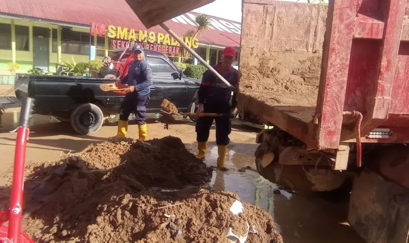 Pemko Padang bersama TNI/Polri, relawan kebencanaan, serta masyarakat bergotong royong membersihkan SMAN 9 Padang, Selasa (9/12/2025). (Foto: Diskominfo Padang)