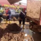 Pemko Padang bersama TNI/Polri, relawan kebencanaan, serta masyarakat bergotong royong membersihkan SMAN 9 Padang, Selasa (9/12/2025). (Foto: Diskominfo Padang)