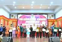 Wali Kota Padang, Fadly Amran bersama para pemenang Collaboration Awards Ormas 2025 di Gedung Bagindo Aziz Chan Youth Center, Jumat (19/12/2025). (Foto: Prokopim Padang)