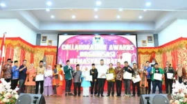 Wali Kota Padang, Fadly Amran bersama para pemenang Collaboration Awards Ormas 2025 di Gedung Bagindo Aziz Chan Youth Center, Jumat (19/12/2025). (Foto: Prokopim Padang)