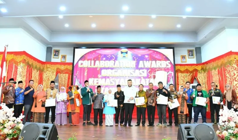 Wali Kota Padang, Fadly Amran bersama para pemenang Collaboration Awards Ormas 2025 di Gedung Bagindo Aziz Chan Youth Center, Jumat (19/12/2025). (Foto: Prokopim Padang)