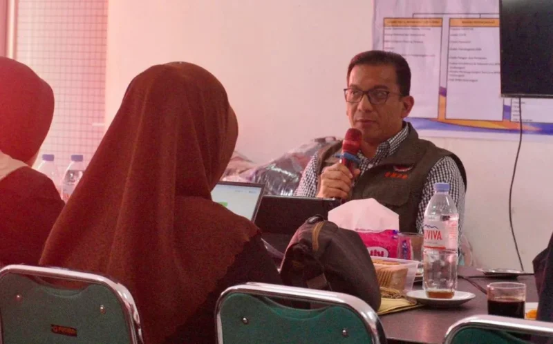 Sekdako Padang Panjang, Sonny Budaya Putra saat rapat koordinasi secara daring bersama BNPB, Jumat (26/12/2025). (Foto: Kominfo Padang Panjang)