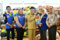 Pemko Palembang menyalurkan bantuan logistik senilai Rp 1,5 miliar untuk warga terdampak bencana di Padang, Senin (8/12/2025). (Foto: Prokopim Padang)