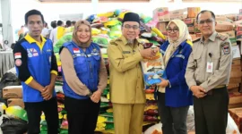 Pemko Palembang menyalurkan bantuan logistik senilai Rp 1,5 miliar untuk warga terdampak bencana di Padang, Senin (8/12/2025). (Foto: Prokopim Padang)