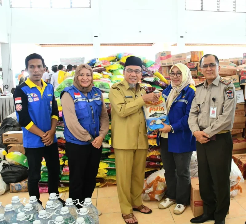 Pemko Palembang menyalurkan bantuan logistik senilai Rp 1,5 miliar untuk warga terdampak bencana di Padang, Senin (8/12/2025). (Foto: Prokopim Padang)