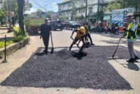 Dinas PUPR Padang melakukan penambalan jalan berlubang di sejumlah ruas jalan yang rusak. (Foto: FB Diskominfo Padang)