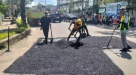 Dinas PUPR Padang melakukan penambalan jalan berlubang di sejumlah ruas jalan yang rusak. (Foto: FB Diskominfo Padang)