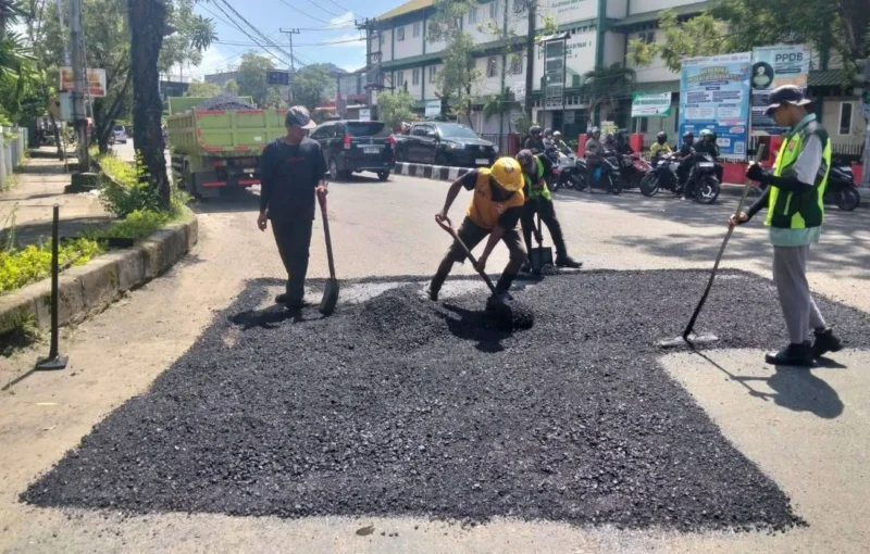Dinas PUPR Padang melakukan penambalan jalan berlubang di sejumlah ruas jalan yang rusak. (Foto: FB Diskominfo Padang)