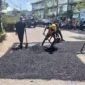 Dinas PUPR Padang melakukan penambalan jalan berlubang di sejumlah ruas jalan yang rusak. (Foto: FB Diskominfo Padang)