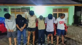 Satpol PP Padang mengamankan sejumlah remaja saat patrol, Jumat dini hari (26/12/2025). (Foto: Humas Satpol PP Padang)