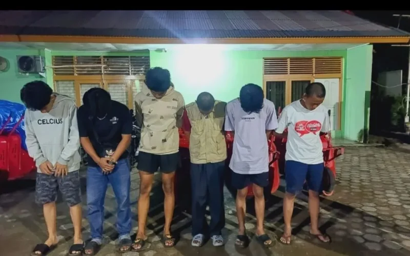 Satpol PP Padang mengamankan sejumlah remaja saat patrol, Jumat dini hari (26/12/2025). (Foto: Humas Satpol PP Padang)